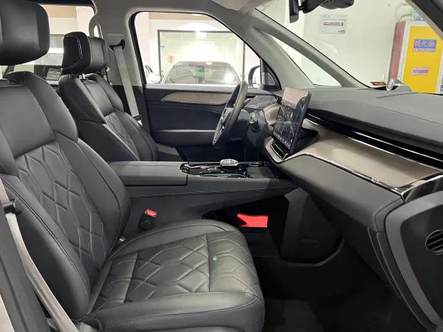 Volvo EM90 — Фото автомобиля 14