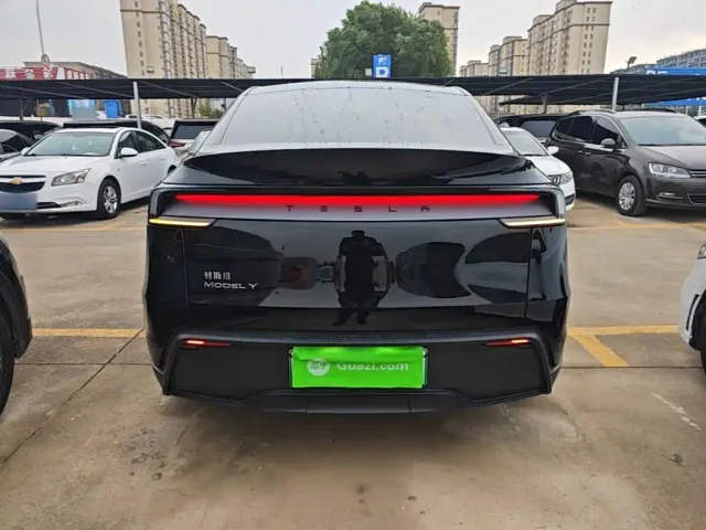 Tesla Model Y — Фото автомобиля 5