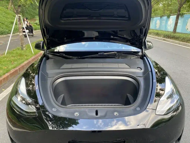Tesla Model Y — Фото автомобиля 14