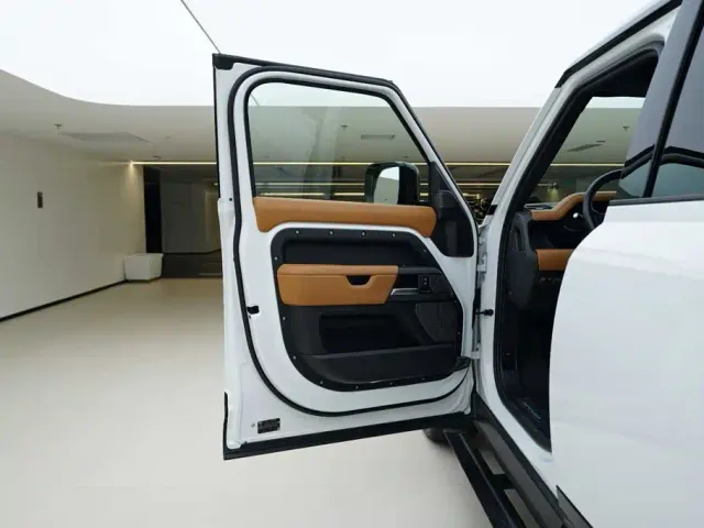 Land Rover Defender — Фото автомобиля 15