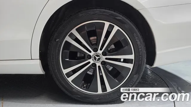 Mercedes-Benz E-Class — Фото автомобиля 20