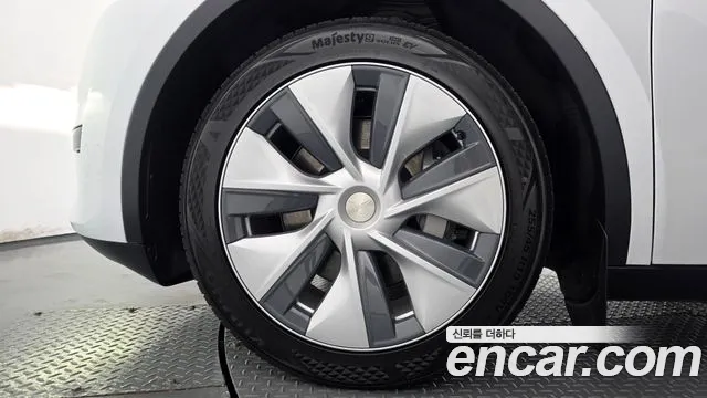 Tesla Model Y — Фото автомобиля 5