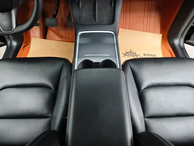 Tesla Model Y — Фото автомобиля 15
