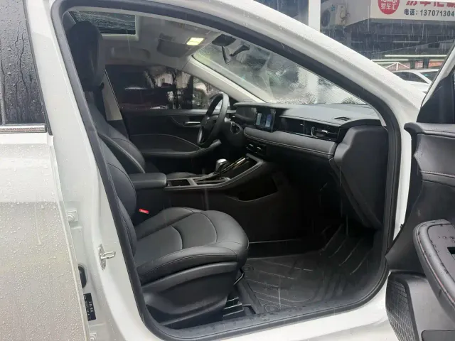 Roewe i5 — Фото автомобиля 4