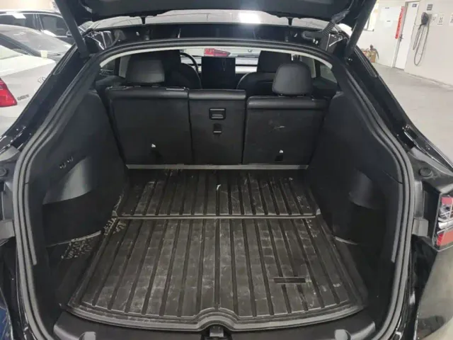 Tesla Model Y — Фото автомобиля 18