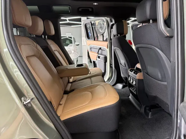 Land Rover Defender — Фото автомобиля 12