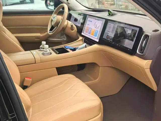 AITO Wenjie AITO M8 2025 Extended Range Ultra 53.4kWh 6-Seater — Фото автомобиля 6