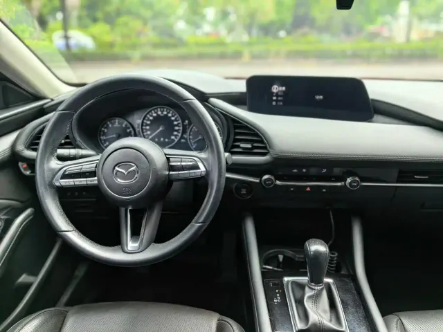Mazda Axela — Фото автомобиля 7