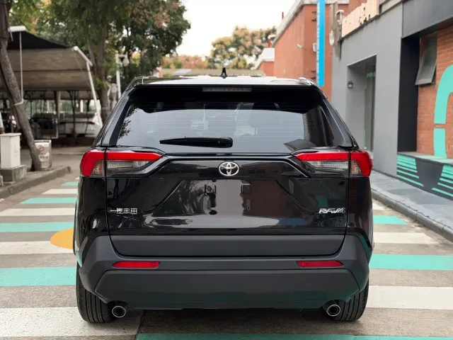 Toyota RAV4 — Фото автомобиля 8