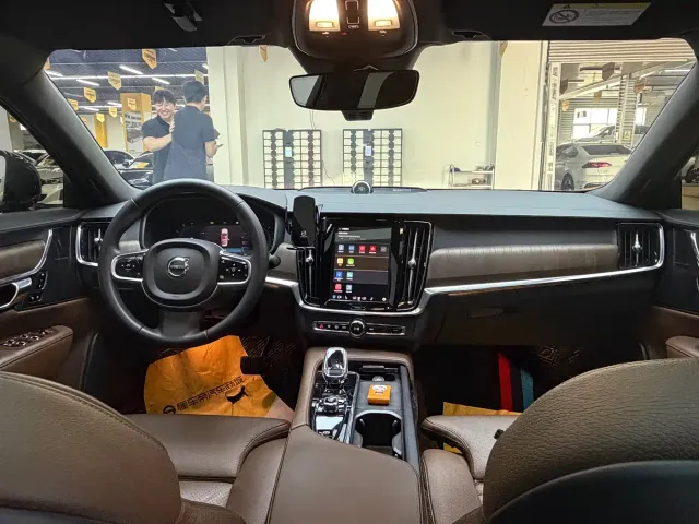 Volvo S90 — Фото автомобиля 15