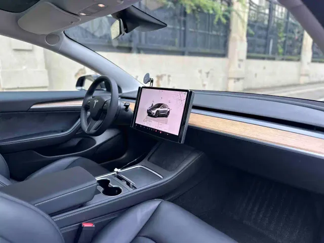 Tesla Model 3 — Фото автомобиля 13