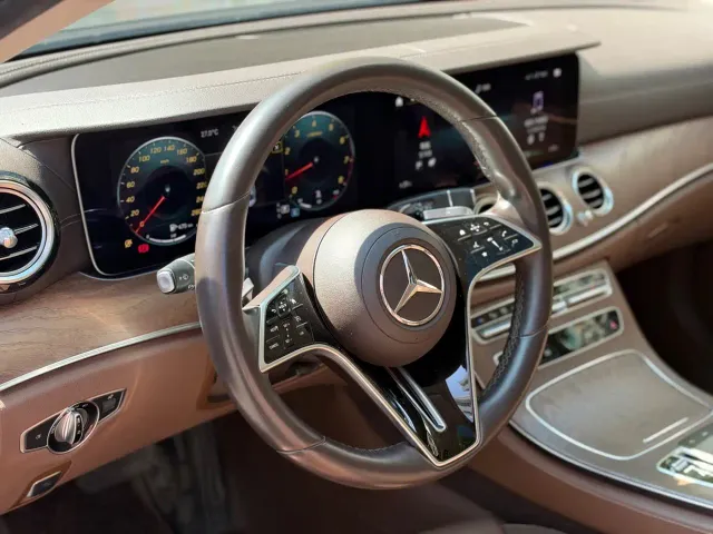 Mercedes-Benz E-Class — Фото автомобиля 3