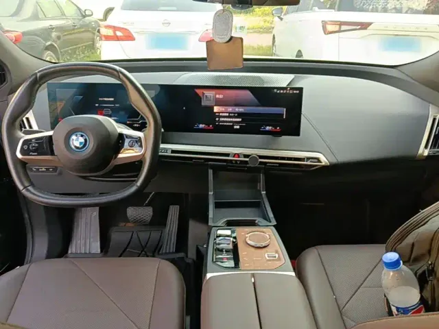 BMW iX — Фото автомобиля 9