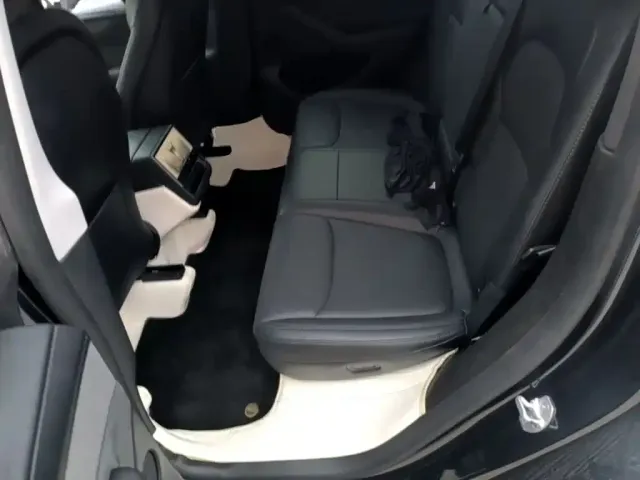 Tesla Model Y — Фото автомобиля 16