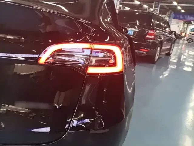 Tesla Model Y — Фото автомобиля 23