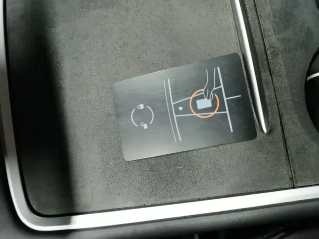 Tesla Model Y — Фото автомобиля 8