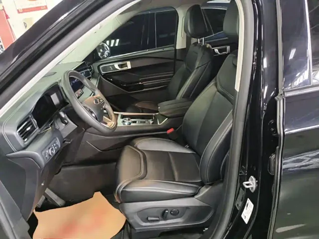 Ford Explorer — Фото автомобиля 14
