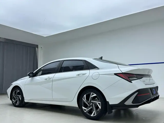 Hyundai Elantra — Фото автомобиля 4