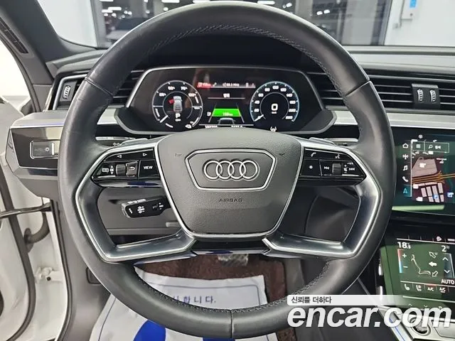 Audi e-tron — Фото автомобиля 9