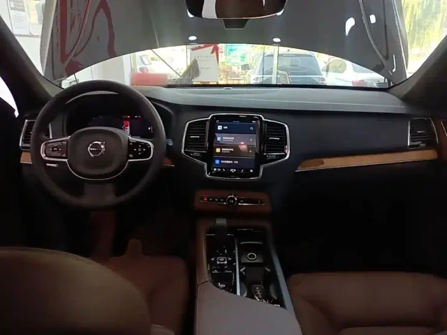 Volvo XC90 — Фото автомобиля 9