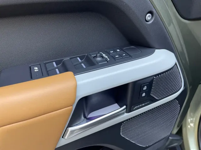 Land Rover Defender — Фото автомобиля 16