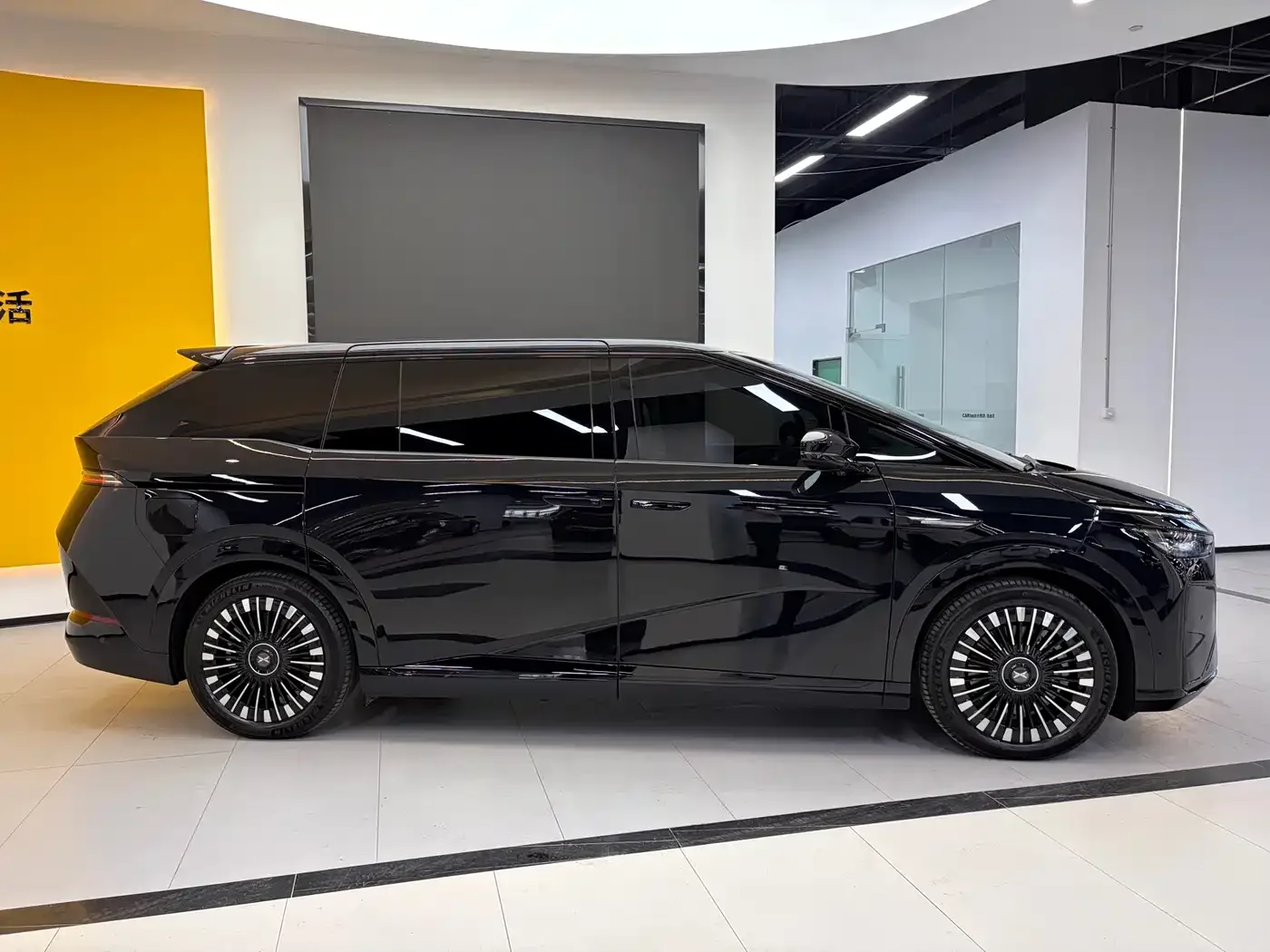 XPeng XPeng X9 2025 Extended Range Edition — Фото автомобиля 4