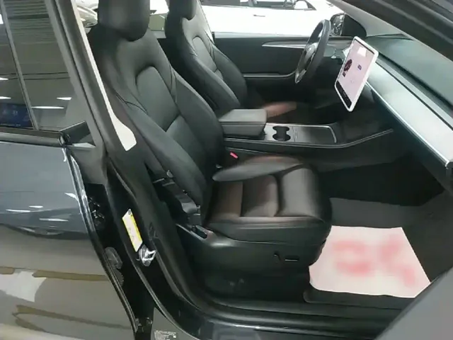 Tesla Model Y — Фото автомобиля 24