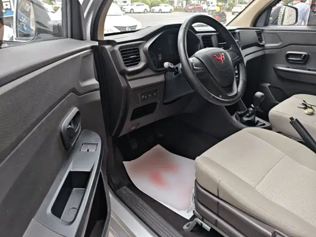 Wuling Hongguang V — Фото автомобиля 14