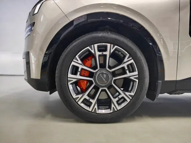 Lynk & Co 900 — Фото автомобиля 14