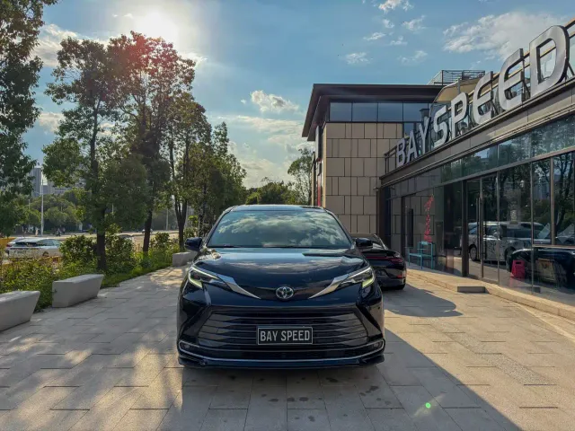 Toyota Sienna — Фото автомобиля 2