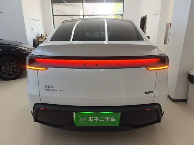 Tesla Model Y — Фото автомобиля 5