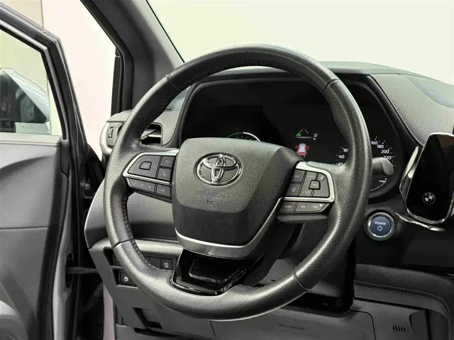 Toyota Sienna — Фото автомобиля 12