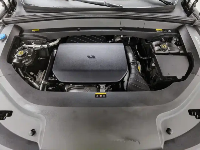 Li Auto L8 — Фото автомобиля 6