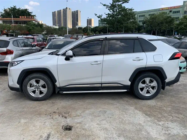 Toyota RAV4 — Фото автомобиля 3