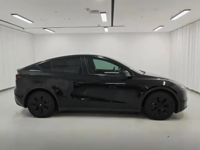 Tesla Model Y — Фото автомобиля 8