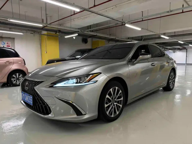 Фотография автомобиля — Lexus ES