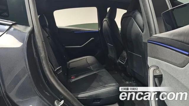 Tesla Model Y — Фото автомобиля 11