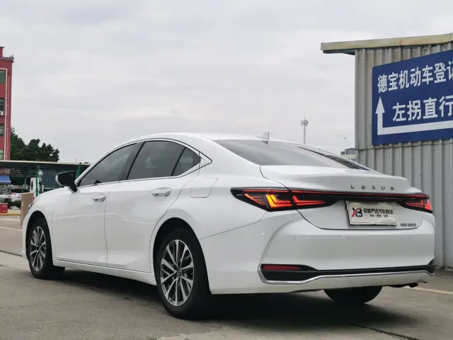 Lexus ES — Фото автомобиля 6