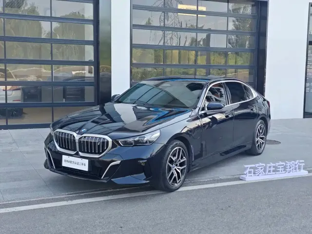 Фотография автомобиля — BMW i5