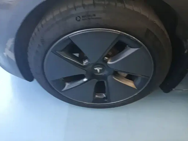 Tesla Model 3 — Фото автомобиля 22