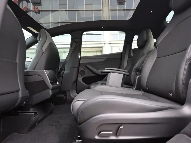 Tesla Model Y L — Фото автомобиля 15