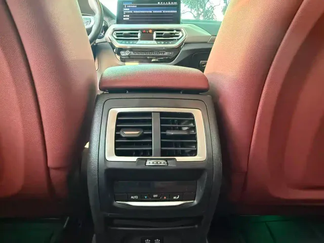 BMW iX3 — Фото автомобиля 11