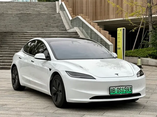 Tesla Model 3 — Фото автомобиля 3