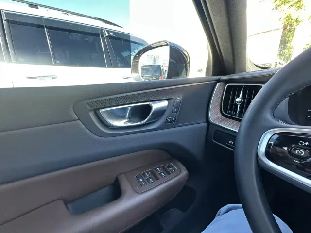 Volvo XC60 — Фото автомобиля 9