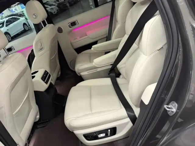 Li Auto L8 — Фото автомобиля 16