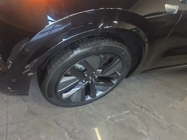 Li Auto L8 — Фото автомобиля 22