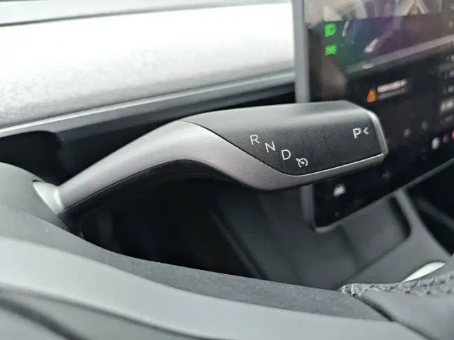 Tesla Model Y — Фото автомобиля 13