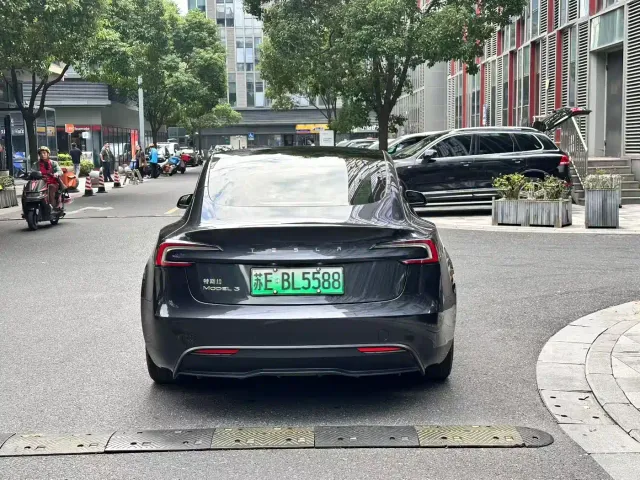 Tesla Model 3 — Фото автомобиля 8