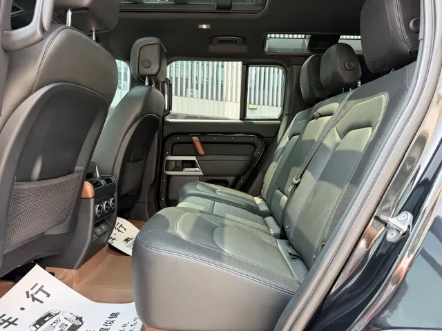 Land Rover Defender — Фото автомобиля 7