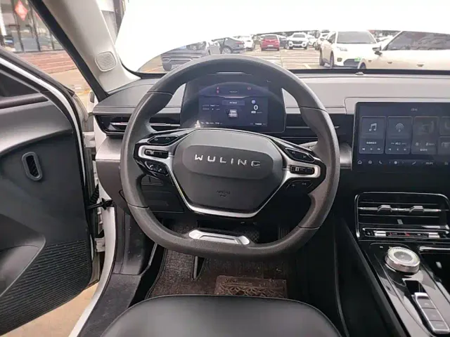 Wuling E5 — Фото автомобиля 10